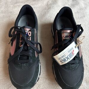 NWT Brooks Chariot Casual Women's Size 9 Black/Pink